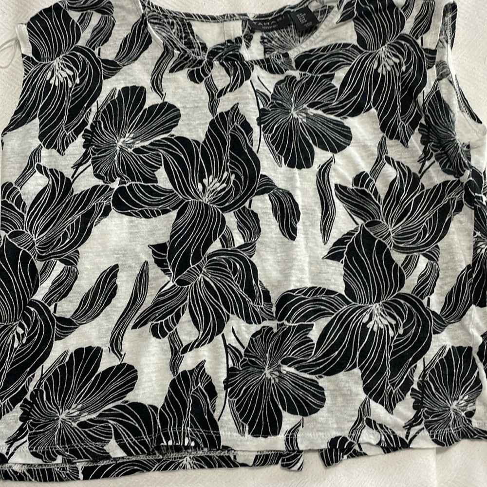 Tahari 100% linen patterned blouse